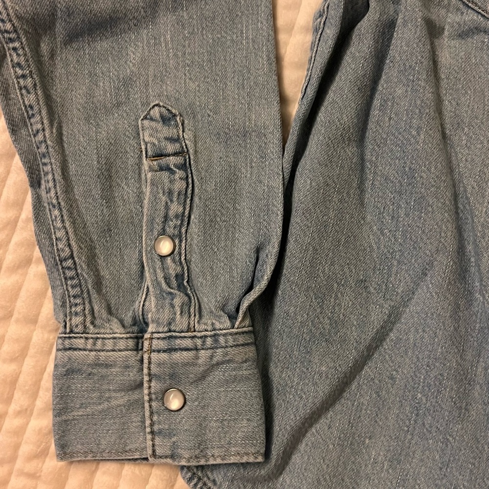 Levi's® Premium
ESSENTIAL WESTERN DENIM SHIRT - Picture 6 of 7